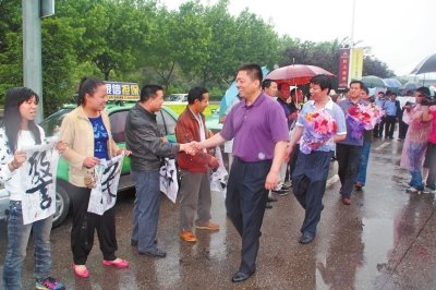 專案組押解嫌疑人回洛，的哥的姐自發(fā)前來迎接。