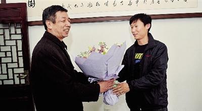 男子欲拔菜刀砍公交車(chē)長(zhǎng) 奪刀老人是位老中醫(yī) 男子欲拔菜刀砍公交車(chē)長(zhǎng) 奪刀老人是位老中醫(yī)