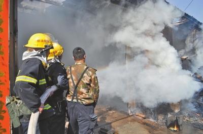 火勢(shì)兇猛，濃煙滾滾，消防官兵正在奮力救火。