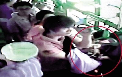 一名小偷拉開了乘客李女士的包，并在包里摸了足足3分多鐘。最終，李女士被偷了2.4萬多元錢。”(翻拍視