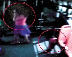 去年10月份的一天，一名女乘客打著電話下了車，包丟在了車上。(翻拍視頻)