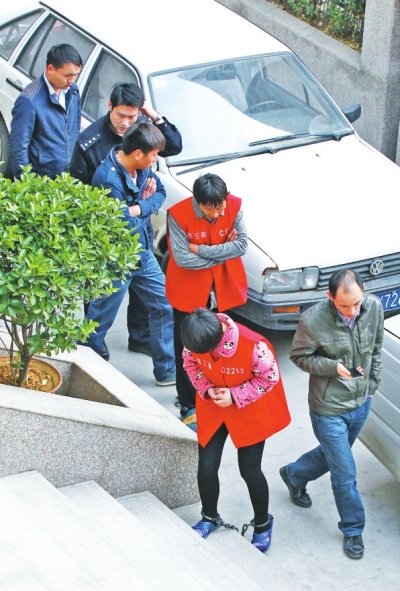 制造胡噴鬧劇的始作俑者——一家裝飾公司的4名負(fù)責(zé)人與其雇用的兩名“胡噴”被刑拘。