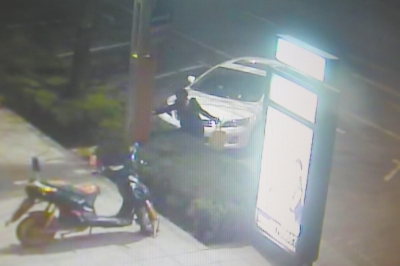 監(jiān)控視頻顯示，一名女子正在往路燈桿和路牌燈箱上噴涂。