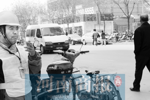  燃?xì)庑孤?消防員演習(xí)變實戰(zhàn)。而幾米外,有工作人員在抽煙