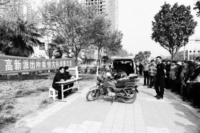 退贓大會(huì)上，石獅子物歸原主