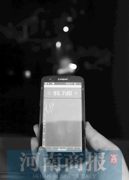 在黃先生家中，測(cè)得噪音為95.7分貝