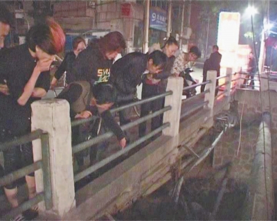 圍觀群眾感嘆橋那么高，被扔下橋的劉先生真是“萬幸”。