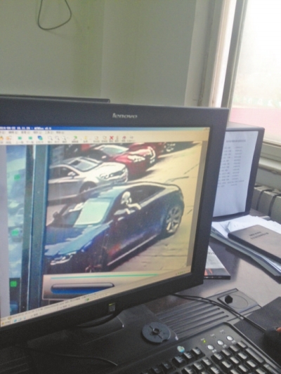 監(jiān)控錄像顯示，肇事車駕駛室內(nèi)有狗頭探出窗外。