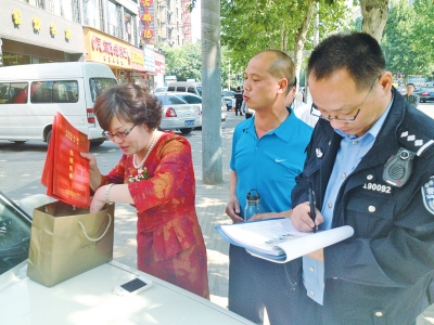 失主在清點、認領失物。