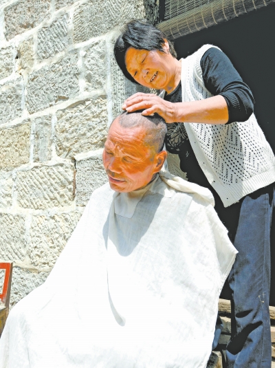 為了照顧兩個(gè)小叔，馬英專門學(xué)會(huì)了理發(fā)。