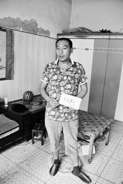 采建新拿的信封里，是南京警方送來的獎(jiǎng)金。