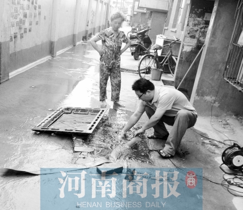 維修人員正在搶修管道 維修人員正在搶修管道