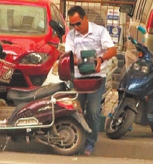 迅速盜得電瓶后,這名男子隨即騎車,載著它們離去。