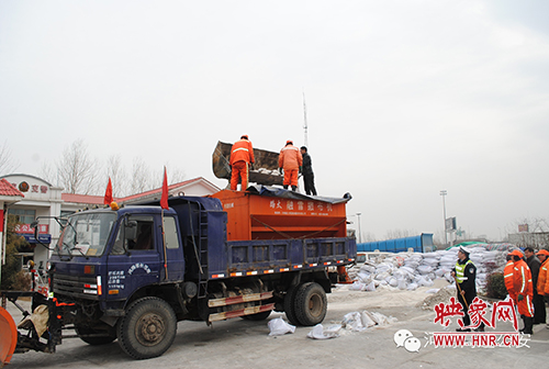 冰雪襲中原,他們堅守在高速公路上 冰雪襲中原,他們堅守在高速公路上