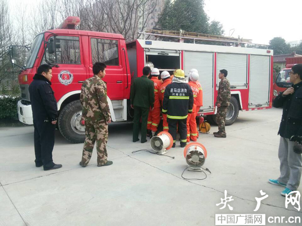 消防官兵趕到現(xiàn)場進(jìn)行營救 消防官兵趕到現(xiàn)場進(jìn)行營救