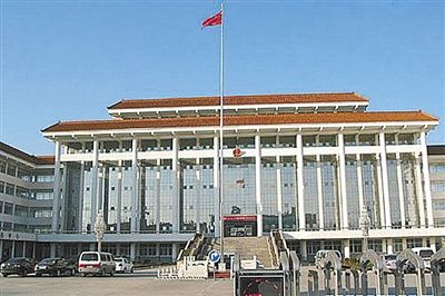 濮陽縣違規(guī)、超標(biāo)修建的縣委、縣政府辦公樓。新華社發(fā)發(fā)布