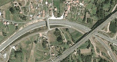 事發(fā)地的急轉(zhuǎn)彎道。以下是監(jiān)控視頻截圖。