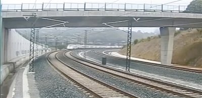 時速190公里的列車通過一個限速80公里的急轉(zhuǎn)彎。