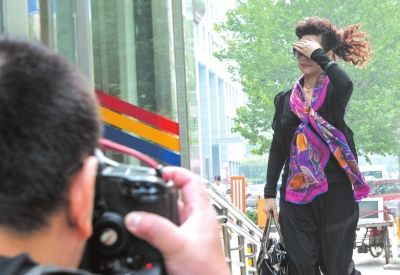 7月22日李某某輪奸案庭前會議，夢鴿擋臉小跑進(jìn)法院。資料圖片京華時報記者蒲東峰攝