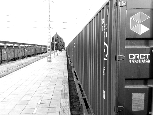 此次班列跟車工作人員@就著米飯吃面條發(fā)微博說：一路走來，每個停靠站的工作人員都在夸我們的集裝箱。