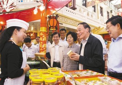 9月6日，王岐山在天津南市食品街調(diào)研，在月餅柜臺(tái)前，詢問(wèn)中央關(guān)于中秋國(guó)慶嚴(yán)禁公款送禮的規(guī)定發(fā)布后的銷(xiāo)售情況。新華社記者 李學(xué)仁 攝