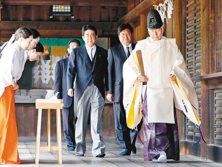 2011年8月15日安倍晉三等人參拜靖國神社。