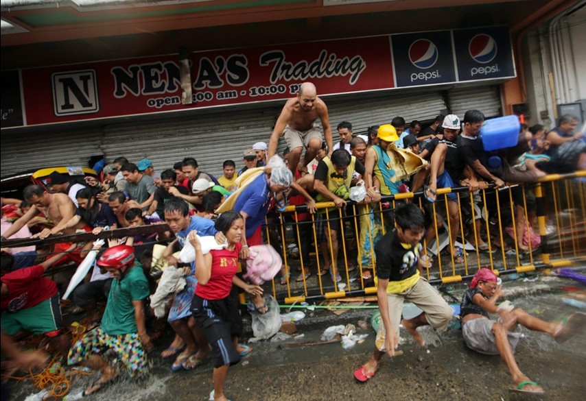 當?shù)貢r間11月10日，強臺風“海燕”襲擊菲律賓塔克洛班后，當?shù)鼐用裣唇偕痰?，哄搶物資。