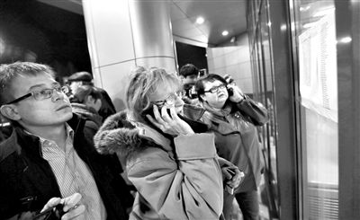 11月17日，俄羅斯喀山機(jī)場，一些人在查看航站樓上貼著的遇難者名單，他們可能是遇難者的親屬。