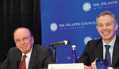 2008年，布萊爾與默多克在美國參加一國際會議。