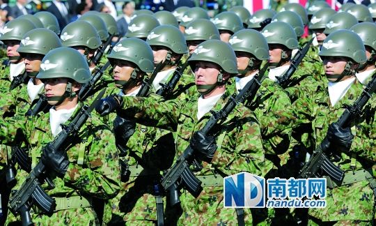 10月27日，日本自衛(wèi)隊舉行閱兵儀式