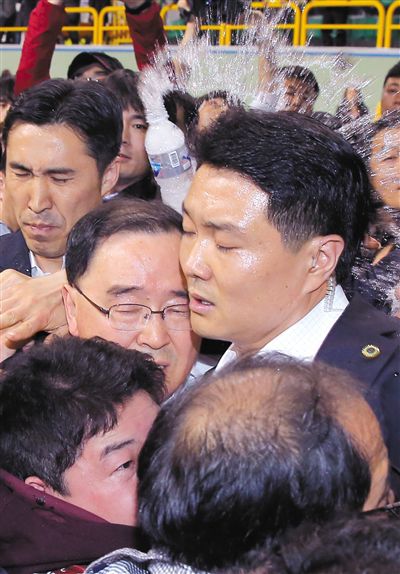 17日，鄭烘原（中）會(huì)見乘客家屬時(shí)，遭到家屬辱罵、潑水。