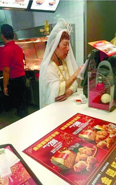 麥當勞也挺拼的！店員化身觀音為顧客點餐