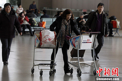  今日，為期40天的2013年全國春運正式啟動。據(jù)交通運輸部預計，今年春運期間全國道路的旅客運輸量預計為31億人次，平均每天運送旅客大概為7741萬人次，與去年同期相比大概增長9%。中新社發(fā) 湯彥俊 攝　