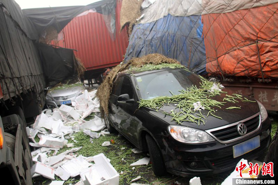 京港澳高速河南漯河段40余輛車相撞