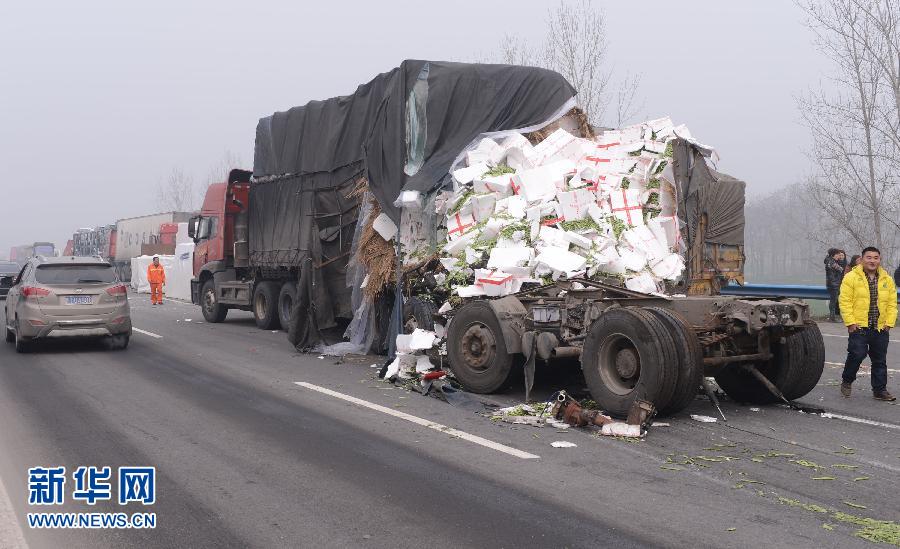 京港澳高速河南漯河段40余輛車相撞