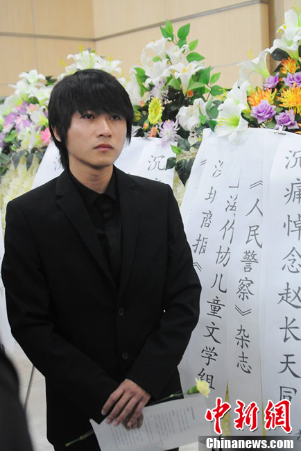 韓寒到場(chǎng)痛哭流淚。