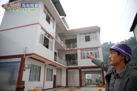 舒正山指著新房說：“我將喬遷宴席的豬肉分給村民吃，竟被大家誤傳是災(zāi)后大魚大肉?！? width=