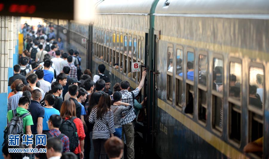 各地迎進“五一”小長假 各地迎進“五一”小長假