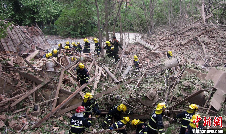圖為南京消防隊(duì)員在現(xiàn)場搜救。中新社發(fā) 梅亮 攝