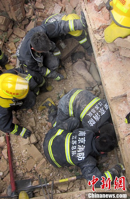 圖為南京消防隊(duì)員找到被埋工人。中新社發(fā) 梅亮 攝