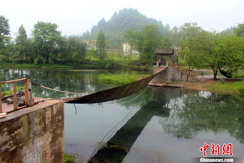 5月1日晚9點(diǎn)10分左右，湖南省鳳凰縣沱江鎮(zhèn)棉寨村距縣城3公里處桃花島篝火晚會(huì)散場(chǎng)時(shí)，游客經(jīng)過(guò)近水