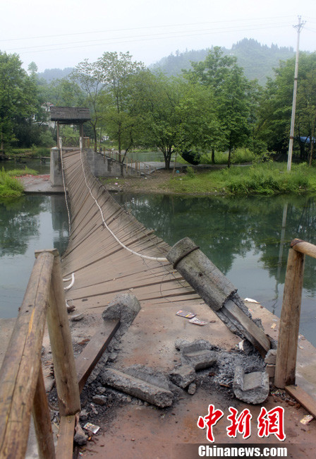 5月1日晚9點(diǎn)10分左右，湖南省鳳凰縣沱江鎮(zhèn)棉寨村距縣城3公里處桃花島篝火晚會(huì)散場(chǎng)時(shí)，游客經(jīng)過(guò)近水