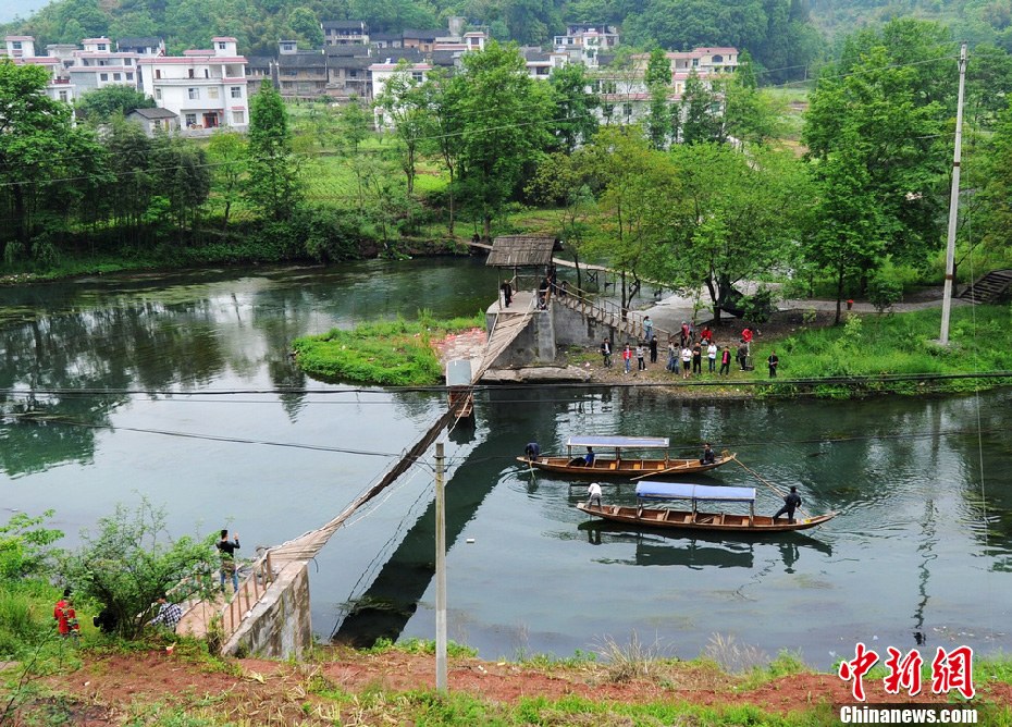 5月2日，鳳凰縣搜尋人員仍在沱江下游搜尋。
