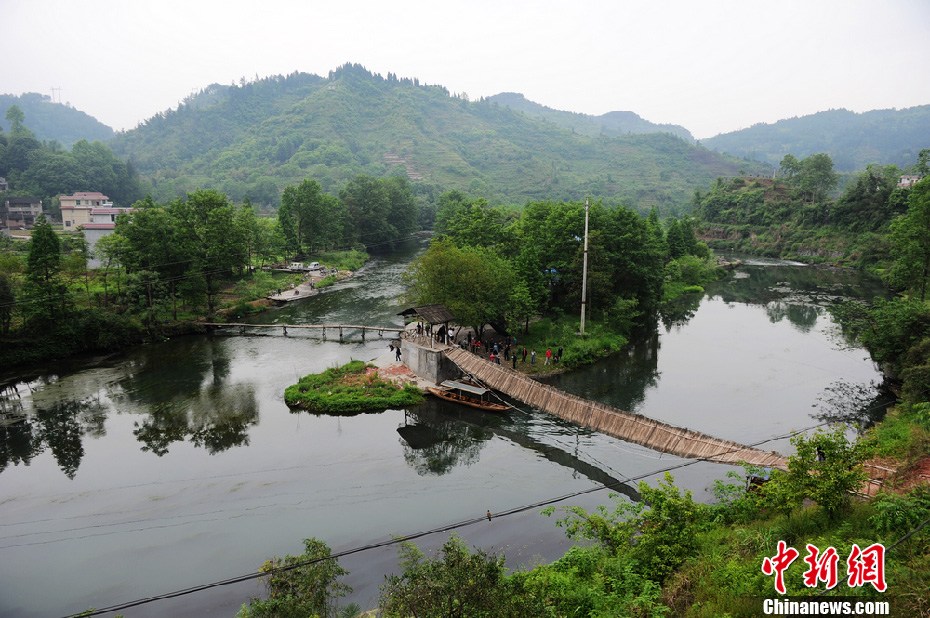 5月2日，鳳凰縣搜尋人員仍在沱江下游搜尋。
