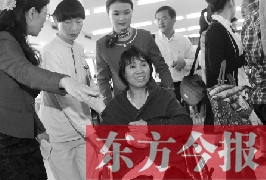 坐在輪椅上的，就是為兒子捐出肝、腎的母親潘大想