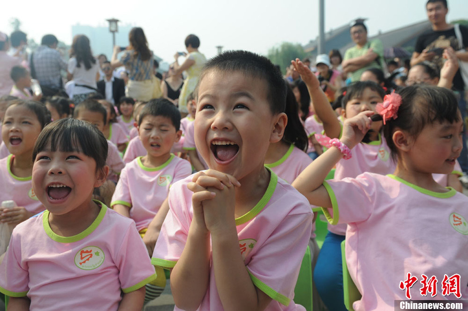 圖為參加集體生日的“地震寶寶”。張浪 攝