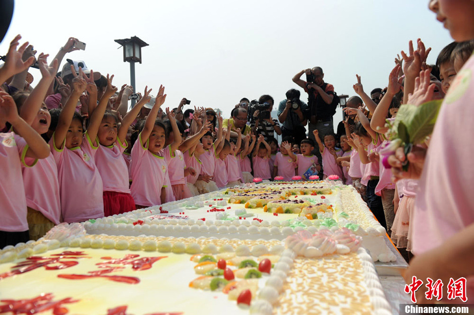 圖為孩子們準(zhǔn)備享用生日蛋糕。張浪 攝