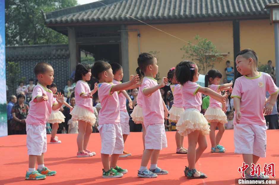圖為孩子們在生日Party上表演節(jié)目。張浪 攝