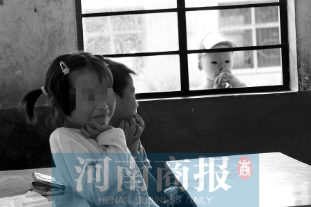 她不止一次說想去上學(xué)，而更多的時候，她是站在教室外面，眼巴巴地看著里面的小朋友