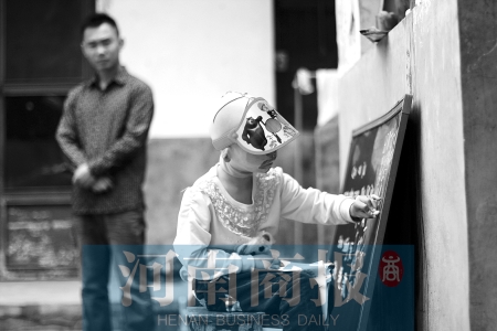 右手受傷了，她用左手在家里的小黑板上練習(xí)寫字